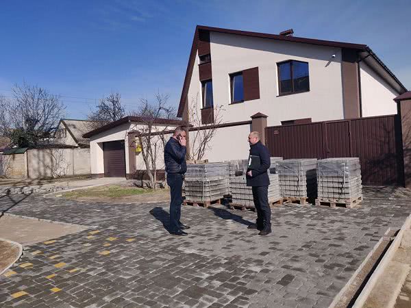 Херсонцев штрафуют за обустройство территории тротуарной плиткой
