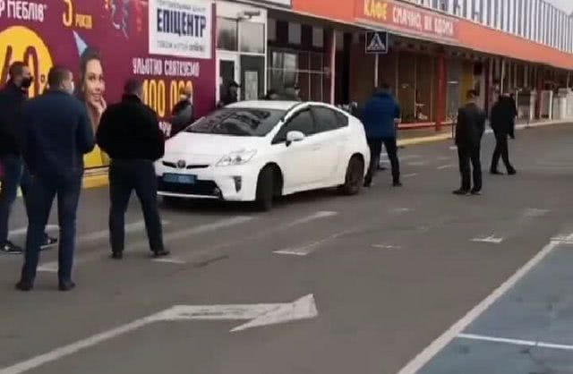 В Херсоне принудительно закрывают "Эпицентр"