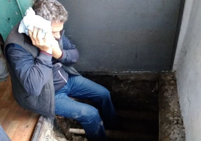 В Херсоне пенсионер с инсультом несколько часов пролежал в подъезде
