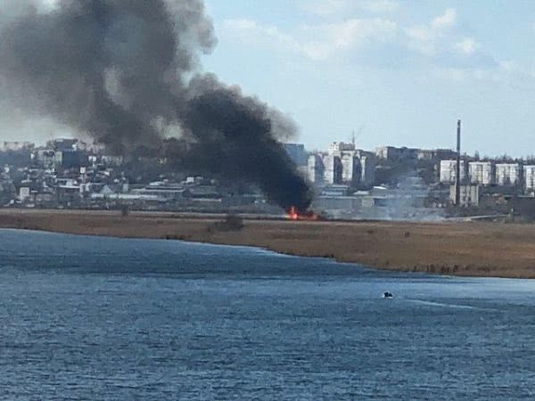 В Херсоне горят плавни: столбы дыма видно за несколько километров от пожарища