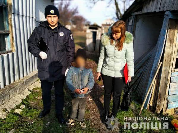 На Херсонщине женщина с застуженим 7-летним сыном жили в заброшенном сарае