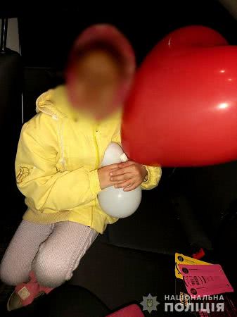 В Херсоне граждане и полицейские помогли 6-летний девочке, которая просила на улице еду