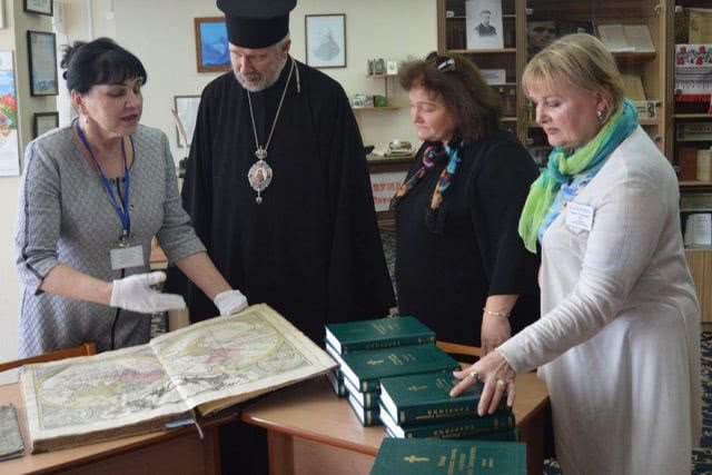Херсонская библиотека получила подарок от Херсонской епархии Православной Церкви Украины