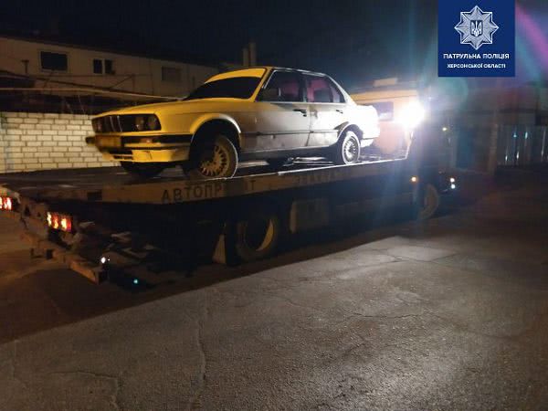 В Херсоне полицейские задержали ночью водителя старой BMW "под кайфом"