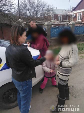 В Херсоне полицейские спасли 6-летнюю девочку, которую мать на улице обливала холодной водой