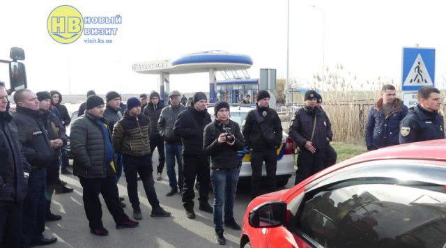 В Геническом районе крымские татары заблокировали АЗС