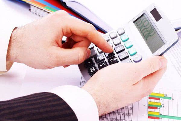 Почему нельзя покупать доллары и куда инвестировать две тысячи: аналитик дал важные советы украинцам