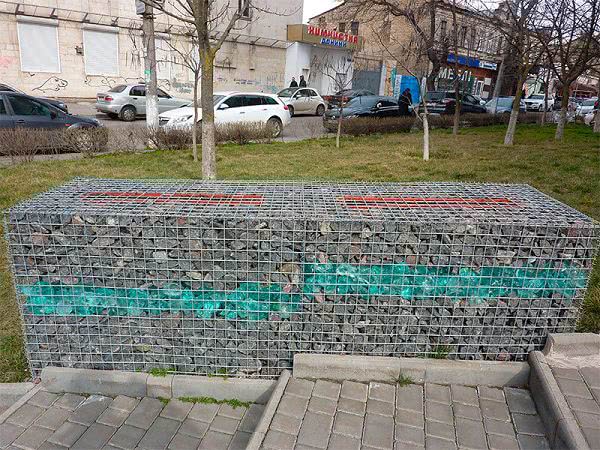 В центре Херсона на газонах «оборонительные сооружения» строят