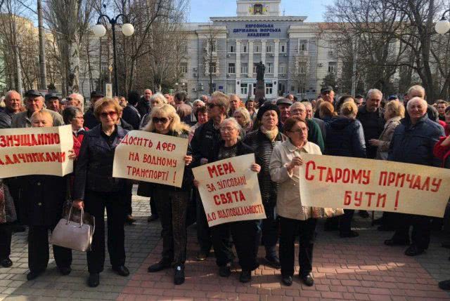 Перед горсоветом Херсона проходит акция против новых правил перевозки горожан на дачи