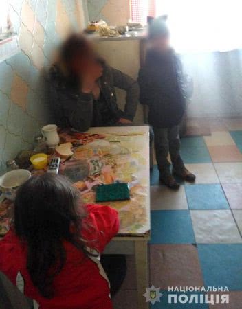 У Херсоні поліцейські врятували від нетверезої матері двох дітей