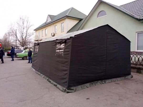 В Херсоне спасатели установили специальные палатки в больницах