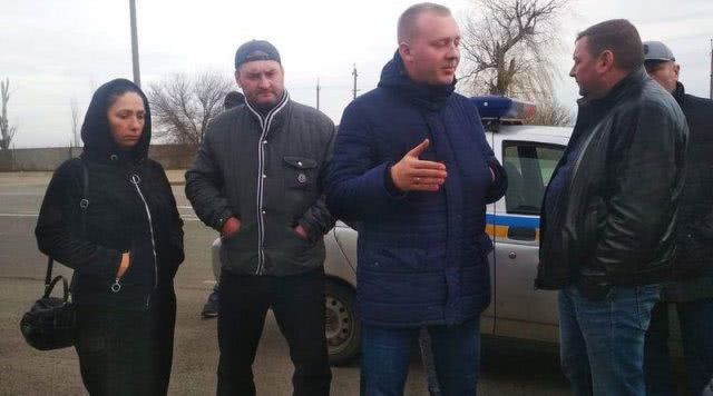 Оскорбительные высказывания в адрес крымских татар: руководство Генической РГА вышли к протестующим