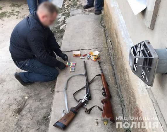 Поліцейські вилучили гвинтівку, рушницю та набої у жителя Олешківського району
