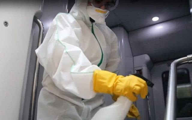На Таврическом два «непонятных» парня с распылителями предлагают дезинфекцию квартир от коронавируса