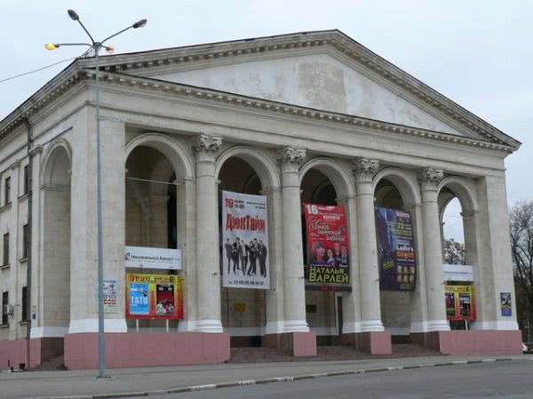Херсонский театр временно прекращает прокат всех спектаклей
