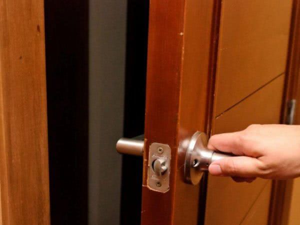 У Бериславі поліцейські за годину затримали підозрюваного у квартирній крадіжці