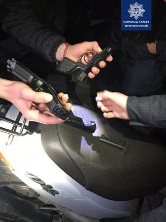 За выходные херсонские патрульные полицейские обнаружили 3 пистолета