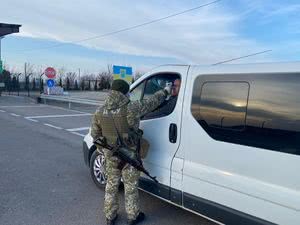 На КВПП перевіряють людей на короновірус