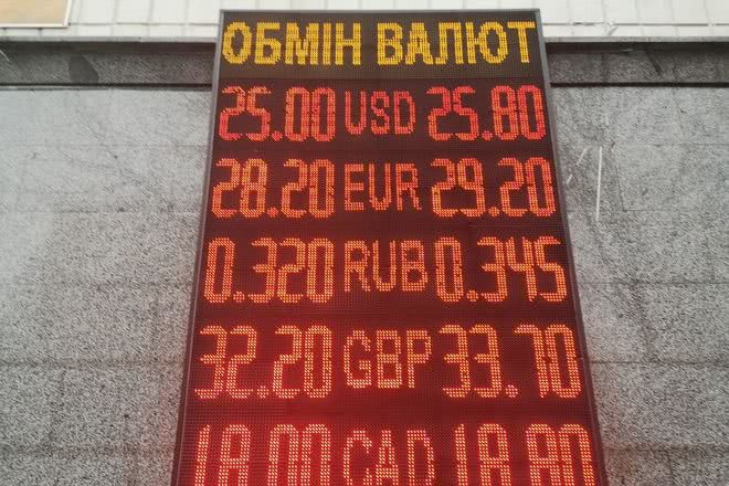 Гривна начала неделю с падения на межбанке и в обменниках: какой курс 10 марта