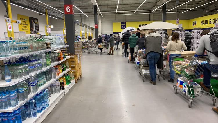 "Доллар - 5%, паника - 95%". Почему в Украине начали расти цены на продукты и вмешаются ли власти