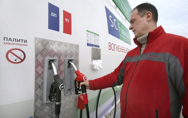 Ценовой шок: подешевеет ли бензин в Украине после обвала цен на нефть