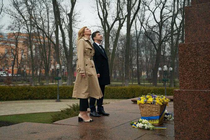 Владимир и Елена Зеленские у памятника Шевченко