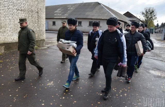 Минобороны приостановило призыв в армию: в чем причина