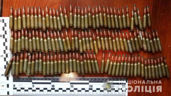Іванівські поліцейські вилучили понад 100 набоїв до автоматичної зброї та гранату у раніше судимого