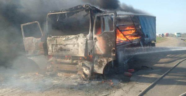 На Херсонщині ліквідовано пожежу вантажівки, що загорілась під час руху на трасі