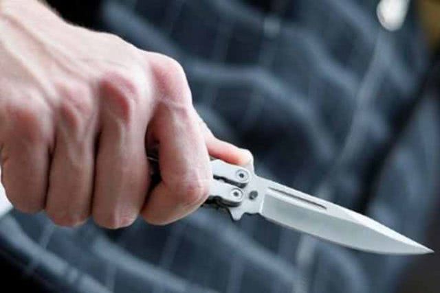 Предполагаемый грабитель ранил себя ножом прямо в полиции Херсона