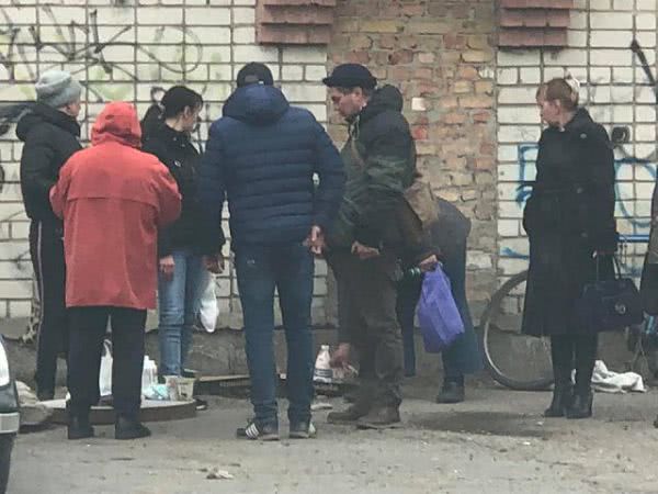 В микрорайонах Херсона развернули торговлю во дворах