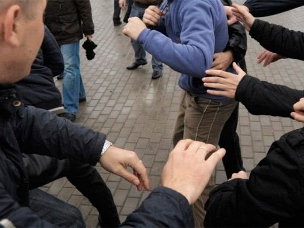 В Херсоне произошла массовая драка с нападением на медиков