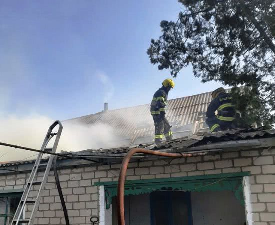 Олешковские спасатели тушили дом где во время пожара пострадала женщина