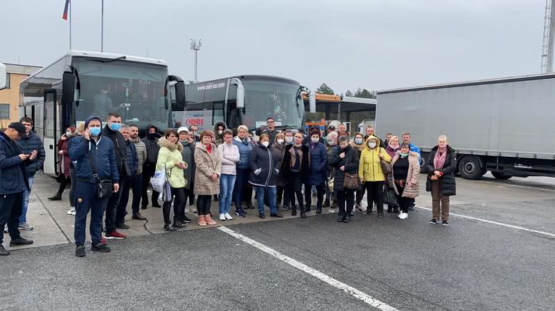 Всего в двух автобусах 101 человек Всего в двух автобусах 101 человек