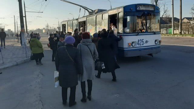 В Херсоне несмотря на запрет передвижения в общественном транспорте более 10 человек, пенсионеры "штурмуют" троллейбусы