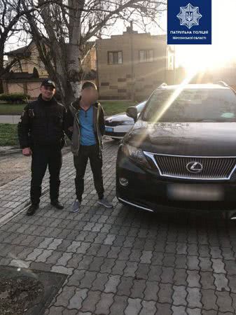 Патрульні затримали херсонця, який пошкодив чужий автомобіль
