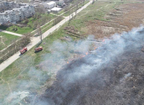 У Херсоні ліквідовано пожежу очерету в Шуменському мікрорайоні