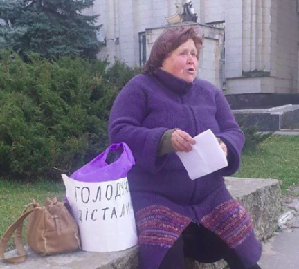 На Херсонщине женщина объявила голодовку возле Каховской РГА