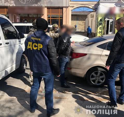 В Херсоне полицейские задержали банду, "выбивавшую"  несуществующие долги у моряков и состоятельных херсонцев