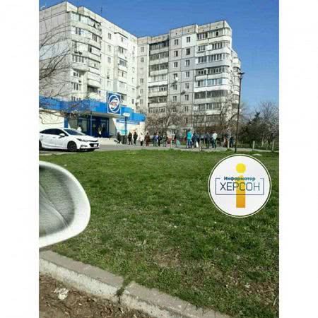 Херсонцы выстраиваются перед супермаркетами в огромные очереди