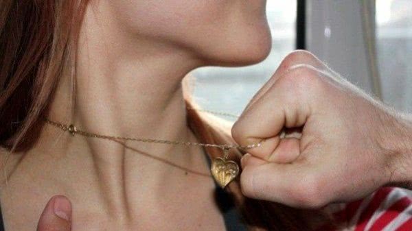 В Новой Каховке осудили грабителя, который срывал золото с прохожих