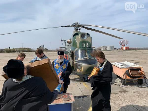 Запорожье решили исцелить от коронавируса молитвой с вертолета