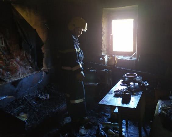 Новокаховські вогнеборці під час гасіння пожежі виявили загиблого господаря будинку