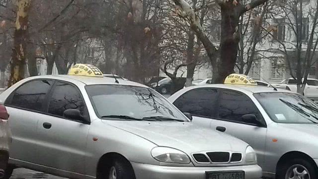 Одна из служб такси в Новой Каховке и Каховке готова бесплатно возить медперсонал