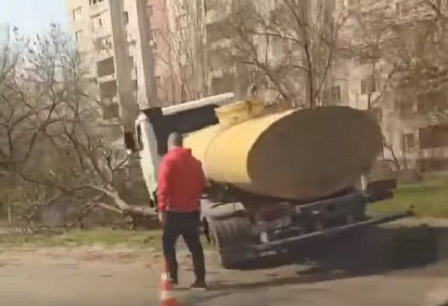В Херсоне автоцистерна врезалась в дерево