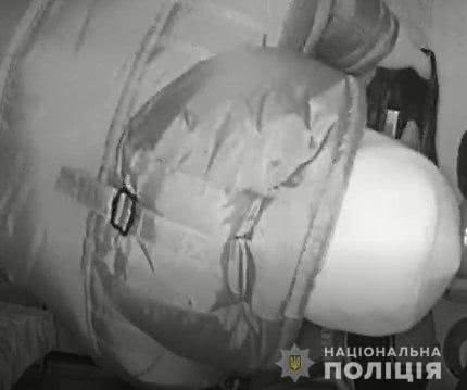Полиция просит помочь установить личность подозреваемого в разбойном нападении в Херсоне
