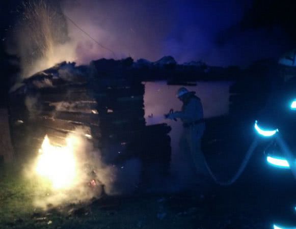 У Високопільському районі ліквідовано пожежу господарчої споруди з сіном