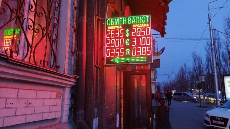 "Задача НБУ - обеспечить наличным долларом депутатов и Кабмин". Кому достается дефицитная валюта в Украине