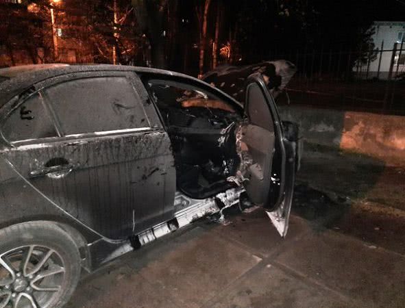 Херсонські вогнеборці ліквідували пожежу іномарки