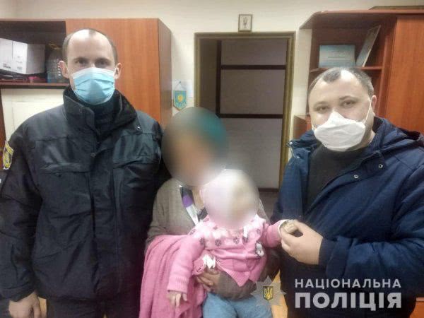 Поліцейські встановили місцезнаходження матері з немовлям, яких розшукували родичі